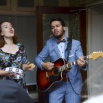 Veel creativiteit en activiteit rondom de aanmeldingen voor het Heusdens open podium Ongehoord 2019 (Ongehoord heeft Zin)! We hebben ge-wel-di-ge inschrijvingen ontvangen. Voor ons als organisatie is het nu zaak om uit al die mooie acts een aantrekkelijk en verrassend programma samen te stellen. Soms dient daarbij een specifieke locatie als inspiratie, soms is de bijzonderheid van de act al genoeg. Dat wordt weer smullen! Locaties Wil je ook op de hoogte blijven? Houd dan onze website in de gaten. Of wandel even naar onze Facebookpagina. In de komende weken geven we steeds meer informatie vrij. Over wie er optreden, over de kaartverkoop en andere praktische informatie. Wat echter tot het laatst geheim blijft, zijn de precieze locaties. Ongehoord 2019 vindt plaats in Elshout op vrijdagavond 24 en zaterdagavond 25 mei. Pas dan ga je ontdekken achter welke deuren en poorten al dat moois plaatsvindt! We hebben er zin in!